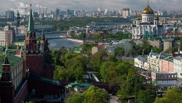 Вид на башни Московского Кремля, Александровский сад и храм Христа Спасителя. Архивное фото Вид на башни Московского Кремля, Александровский сад и храм Христа Спасителя. Архивное фото