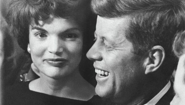 Сенатор-демократ Джон Ф. Кеннеди и его жена Жаклин Сенатор-демократ Джон Ф. Кеннеди и его жена Жаклин