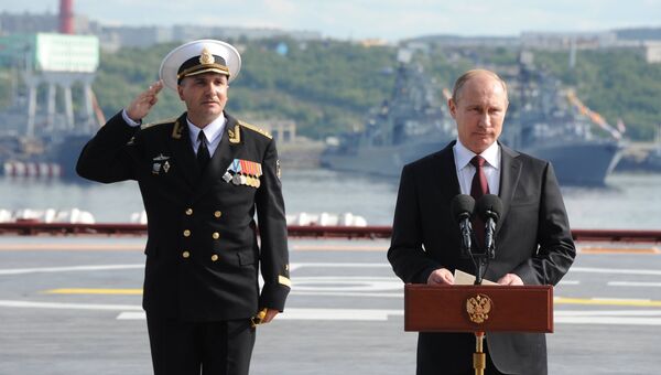 27 июля 2014. Президент России Владимир Путин (справа) поздравляет моряков с Днем ВМФ 27 июля 2014. Президент России Владимир Путин (справа) поздравляет моряков с Днем ВМФ