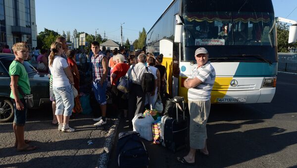 Эвакуация жителей после обстрела. Архивное фото Эвакуация жителей после обстрела. Архивное фото