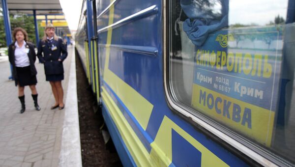 Железнодорожный вокзал в Симферополе. Архивное фото Железнодорожный вокзал в Симферополе. Архивное фото