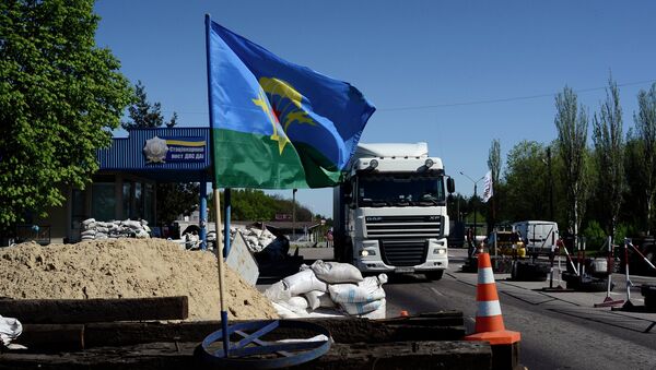 Флаг ВДВ Украины на блокпосту у поселка Карпивка в Донецкой области Флаг ВДВ Украины на блокпосту у поселка Карпивка в Донецкой области