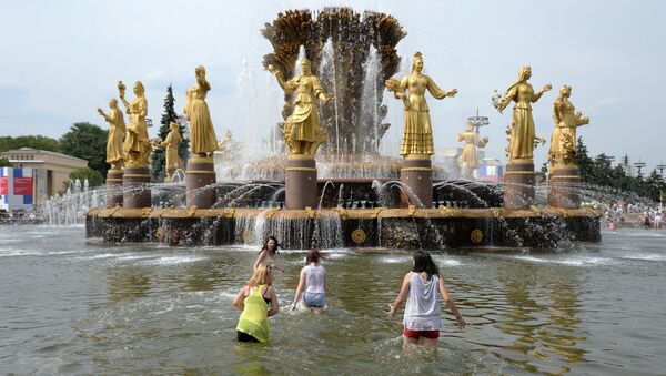 Фонтан Дружба народов на ВДНХ в Москве, архивное фото Фонтан Дружба народов на ВДНХ в Москве, архивное фото