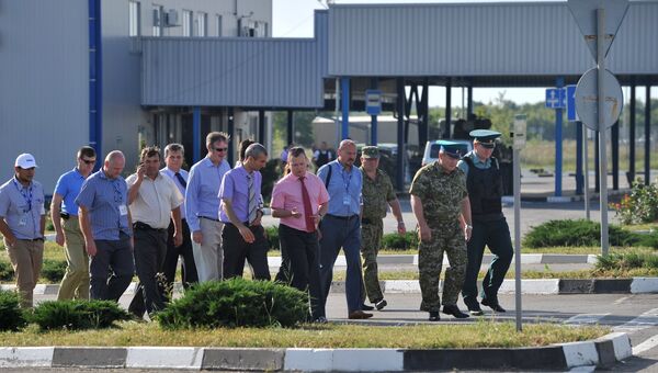Сотрудники миссии Организации по безопасности и сотрудничеству в Европе (ОБСЕ) во время посещения КПП Гуково. Архивное фото Сотрудники миссии Организации по безопасности и сотрудничеству в Европе (ОБСЕ) во время посещения КПП Гуково. Архивное фото