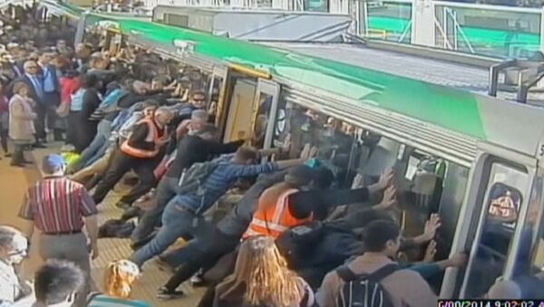 Десятки пассажиров метро в Австралии наклонили поезд и спасли человека Десятки пассажиров метро в Австралии наклонили поезд и спасли человека