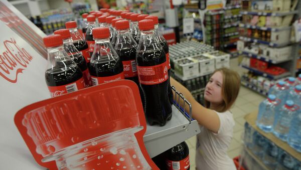Девушка выбирает продукцию Coca-Cola в одном из магазинов Москвы Девушка выбирает продукцию Coca-Cola в одном из магазинов Москвы