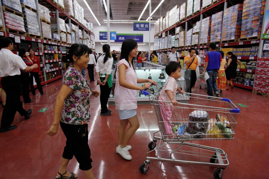 Покупатели в магазине Walmart в Гуанчжоу, Китай Покупатели в магазине Walmart в Гуанчжоу, Китай