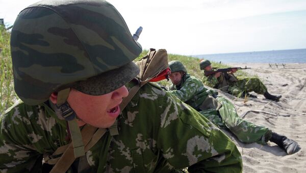Передовой отряд десантников во время учений по высадке морского и воздушного десанта Передовой отряд десантников во время учений по высадке морского и воздушного десанта
