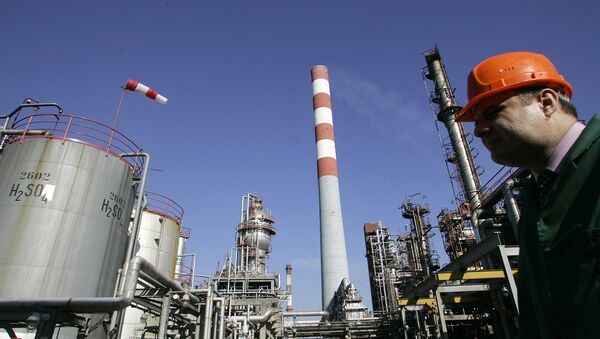 Рабочий на предприятии Нефтяной индустрии Сербии (NIS). Архивное фото Рабочий на предприятии Нефтяной индустрии Сербии (NIS). Архивное фото