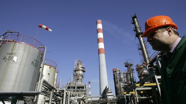 Рабочий на предприятии Нефтяной индустрии Сербии (NIS). Архивное фото Рабочий на предприятии Нефтяной индустрии Сербии (NIS). Архивное фото