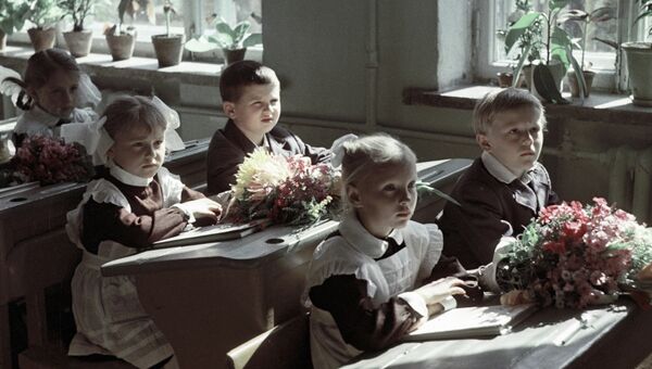 Школьный урок. Архивное фото Школьный урок. Архивное фото