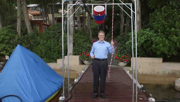 Билл Гейтс принимает участие в флешмобе Ice Bucket Challenge Билл Гейтс принимает участие в флешмобе Ice Bucket Challenge