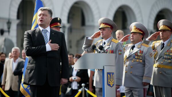 Президент Украины Петр Порошенко во время парада в честь Дня Независимости 24 августа 2014 г Президент Украины Петр Порошенко во время парада в честь Дня Независимости 24 августа 2014 г