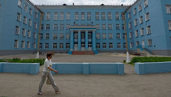 Прохожая у здания школы в городе Луганске Прохожая у здания школы в городе Луганске