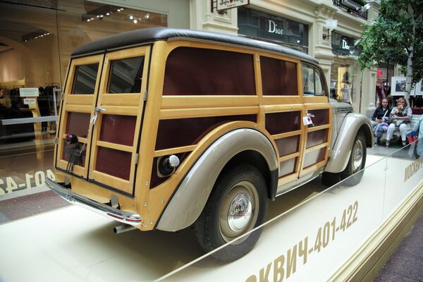 Выставка классических советских автомобилей в ГУМе Выставка классических советских автомобилей в ГУМе