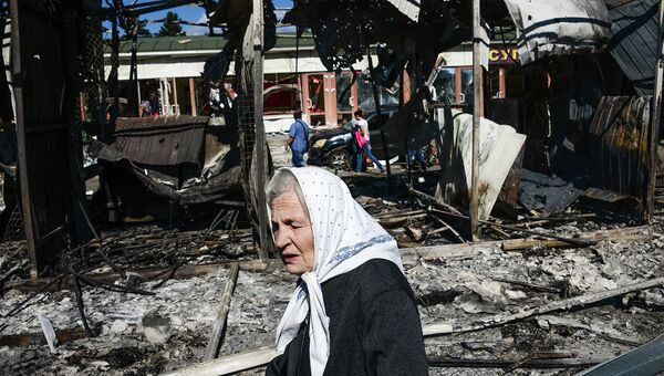Жительница Донецка на одной из улиц города после обстрела Жительница Донецка на одной из улиц города после обстрела