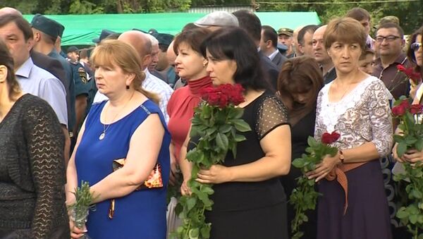 Сотни людей принесли цветы к школе в Беслане в десятую годовщину трагедии Сотни людей принесли цветы к школе в Беслане в десятую годовщину трагедии