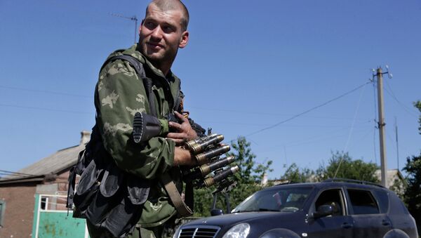 Ополченец в поселке Грабское Донецкой области. 31 августа 2014 Ополченец в поселке Грабское Донецкой области. 31 августа 2014