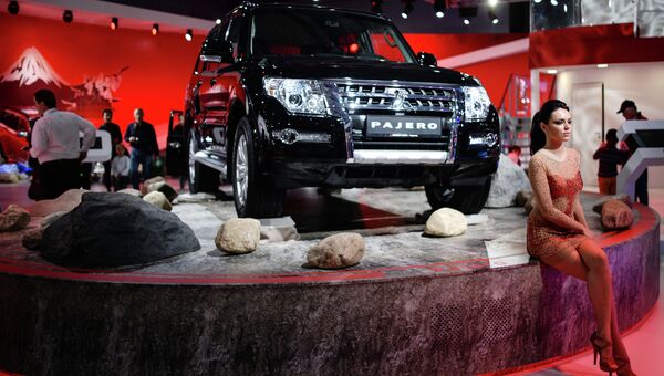 Автомобиль Mitsubishi Pajero на Московском международном автомобильном салоне. Архивное фото Автомобиль Mitsubishi Pajero на Московском международном автомобильном салоне. Архивное фото