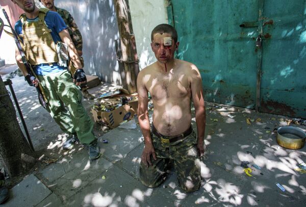 Пленный украинский военный в городе Шахтерск под Донецком Пленный украинский военный в городе Шахтерск под Донецком