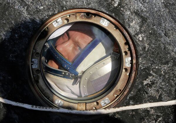 Российский космонавт Олег Артемьев в космической капсуле Союз ТМА-12М после посадки Российский космонавт Олег Артемьев в космической капсуле Союз ТМА-12М после посадки