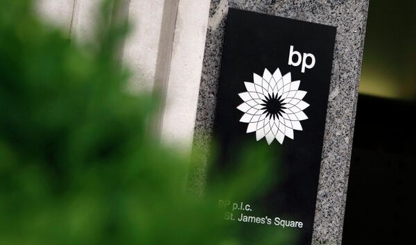 Вывеска у штаб-квартиры BP в Лондоне Вывеска у штаб-квартиры BP в Лондоне