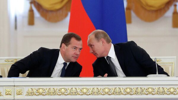 Президент России Владимир Путин (справа) и председатель правительства РФ Дмитрий Медведев на заседании Государственного совета РФ в Кремле. Архивное фото Президент России Владимир Путин (справа) и председатель правительства РФ Дмитрий Медведев на заседании Государственного совета РФ в Кремле. Архивное фото