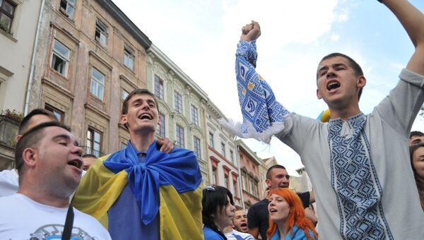 Марш единства болельщиков перед матчем Динамо - Шахтер во Львове Марш единства болельщиков перед матчем Динамо - Шахтер во Львове