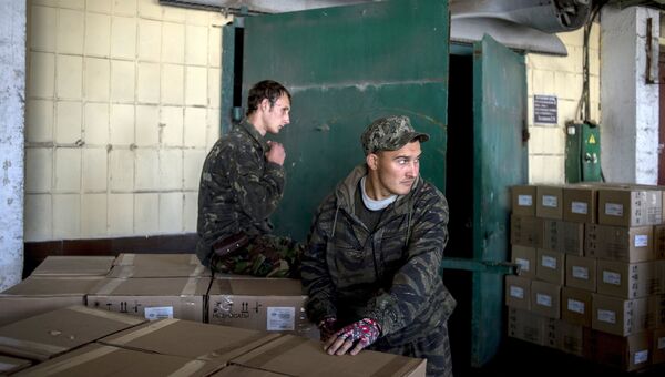 Разгрузка грузовиков третьей гуманитарной колонны. Архивное фото Разгрузка грузовиков третьей гуманитарной колонны. Архивное фото