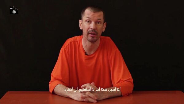Кадр из видео с британским журналистом Джоном Кэнтли Кадр из видео с британским журналистом Джоном Кэнтли