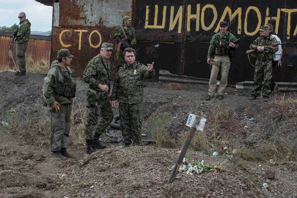 Бойцы народного ополчения возле братской могилы в селе Нижняя Крынка Бойцы народного ополчения возле братской могилы в селе Нижняя Крынка