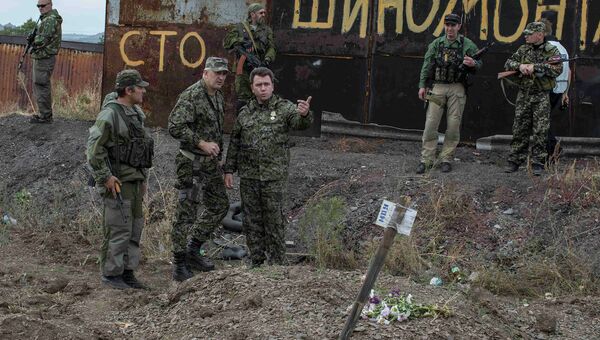 Бойцы народного ополчения возле братской могилы в селе Нижняя Крынка Бойцы народного ополчения возле братской могилы в селе Нижняя Крынка