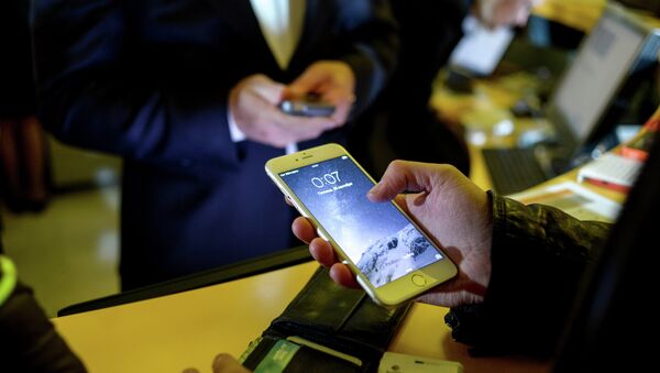 Посетитель московского магазина знакомится с функциями новых смартфонов Apple iPhone 6 и iPhone 6 plus Посетитель московского магазина знакомится с функциями новых смартфонов Apple iPhone 6 и iPhone 6 plus