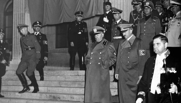 Премьер-министр Италии Бенито Муссолини и рейхсканцлер Германии Адольф Гитлер после подписания Мюнхенского соглашения Премьер-министр Италии Бенито Муссолини и рейхсканцлер Германии Адольф Гитлер после подписания Мюнхенского соглашения