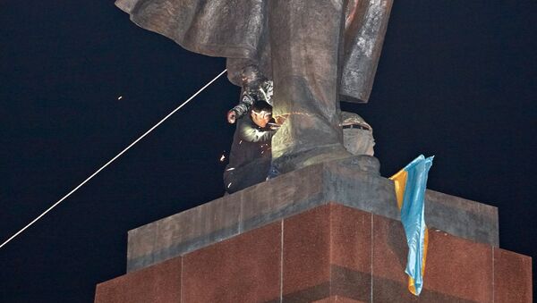 В Харькове снесли памятник Ленину В Харькове снесли памятник Ленину
