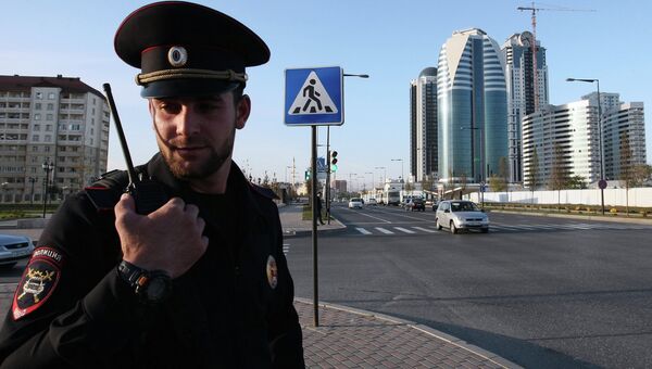 Сотрудник полиции на одной из центральных улиц Грозного. Архивное фото Сотрудник полиции на одной из центральных улиц Грозного. Архивное фото