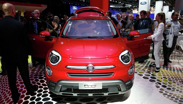 Автомобиль Fiat 500X на Парижском автосалоне. Архивное фото Автомобиль Fiat 500X на Парижском автосалоне. Архивное фото