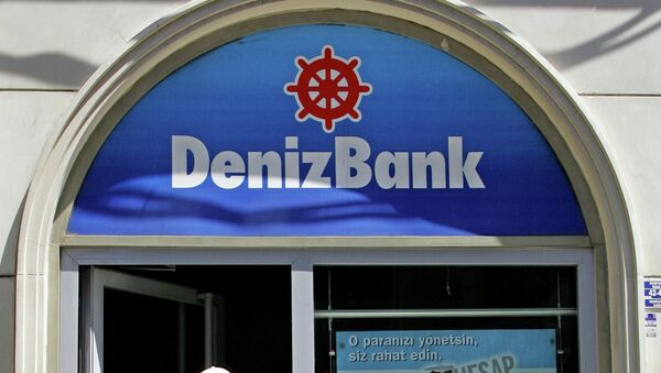 Мужчина выходит из здания DenizBank. Стамбул, Турция. Архивное фото Мужчина выходит из здания DenizBank. Стамбул, Турция. Архивное фото