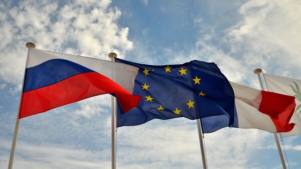 Флаги России, ЕС, Франции и герб Ниццы на набережной Ниццы Флаги России, ЕС, Франции и герб Ниццы на набережной Ниццы