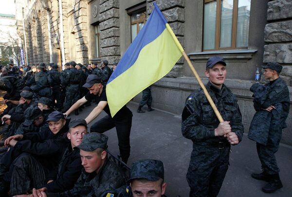 Бойцы Нацгвардии Украины устроили бунт и пошли на Киев Бойцы Нацгвардии Украины устроили бунт и пошли на Киев