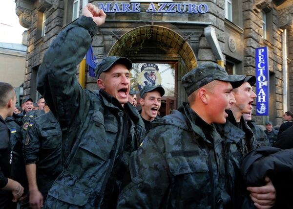 Бойцы Нацгвардии Украины устроили шествие к администрации президента в Киеве Бойцы Нацгвардии Украины устроили шествие к администрации президента в Киеве
