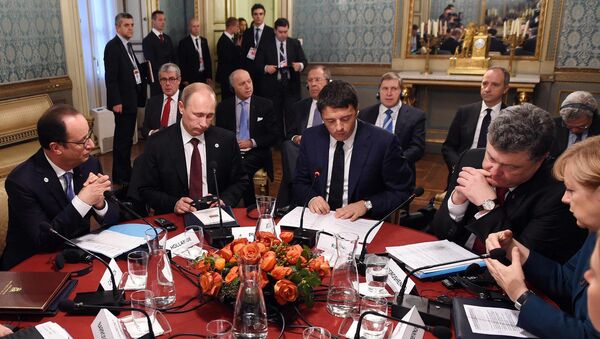 Владимир Путин во время рабочего завтрака в Милане 17 октября 2014 Владимир Путин во время рабочего завтрака в Милане 17 октября 2014