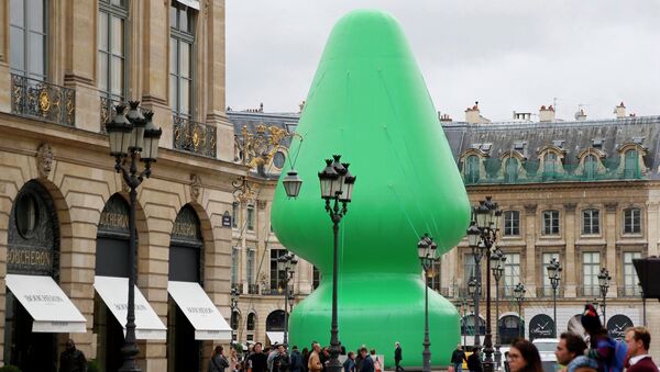 Инсталляция американского художника Пола Маккарти Дерево (Tree) в центре Парижа. Франция Инсталляция американского художника Пола Маккарти Дерево (Tree) в центре Парижа. Франция