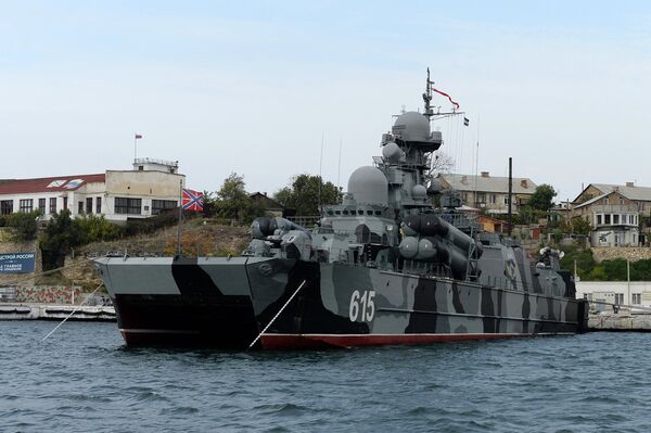 Ракетный корабль Бора на воздушной подушке в Севастопольской бухте Ракетный корабль Бора на воздушной подушке в Севастопольской бухте