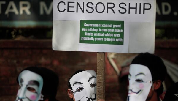 Члены хакерской группировки Anonymous India в масках Гая Фокса протестуют против попыток цензуры в интернете Члены хакерской группировки Anonymous India в масках Гая Фокса протестуют против попыток цензуры в интернете