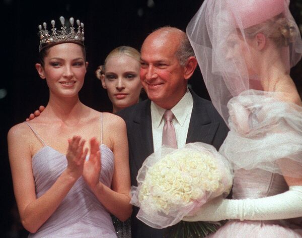 Американский модельер Оскар де ла Рента с моделями во время показа Pierre Balmain. Париж, 1997 год Американский модельер Оскар де ла Рента с моделями во время показа Pierre Balmain. Париж, 1997 год