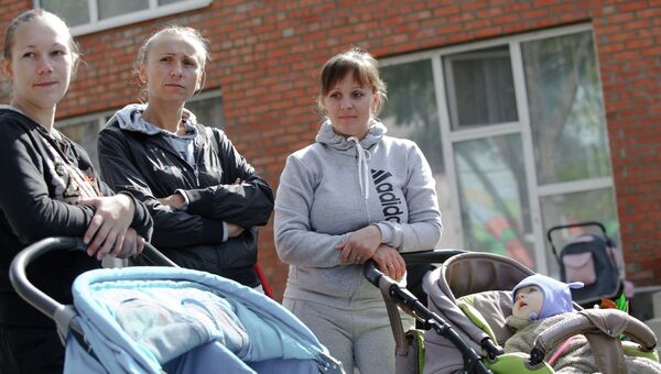 Женщины с детьми в лагере беженцев из юго-восточных областей Украины в поселке Красный десант Ростовской области. Архивное фото. Женщины с детьми в лагере беженцев из юго-восточных областей Украины в поселке Красный десант Ростовской области. Архивное фото.