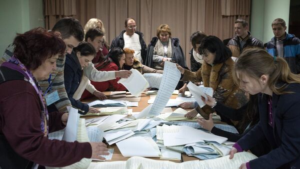 Подсчет голосов по результатам выборов в Верховную раду Украины. Архивное фото Подсчет голосов по результатам выборов в Верховную раду Украины. Архивное фото