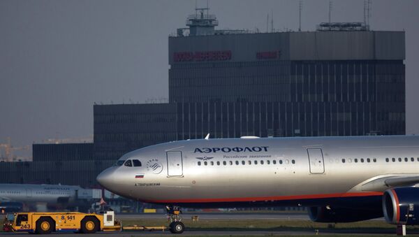 Самолет Airbus A330 авиакомпании Аэрофлот буксируется на взлетно-посадочную полосу. Архивное фото Самолет Airbus A330 авиакомпании Аэрофлот буксируется на взлетно-посадочную полосу. Архивное фото