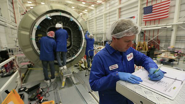 Работа по подготовке космического грузовика для ракеты-носителя Antares. Архивное фото Работа по подготовке космического грузовика для ракеты-носителя Antares. Архивное фото